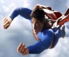 Супермен полеты в небе с закрытыми кулаками и с его пиджака